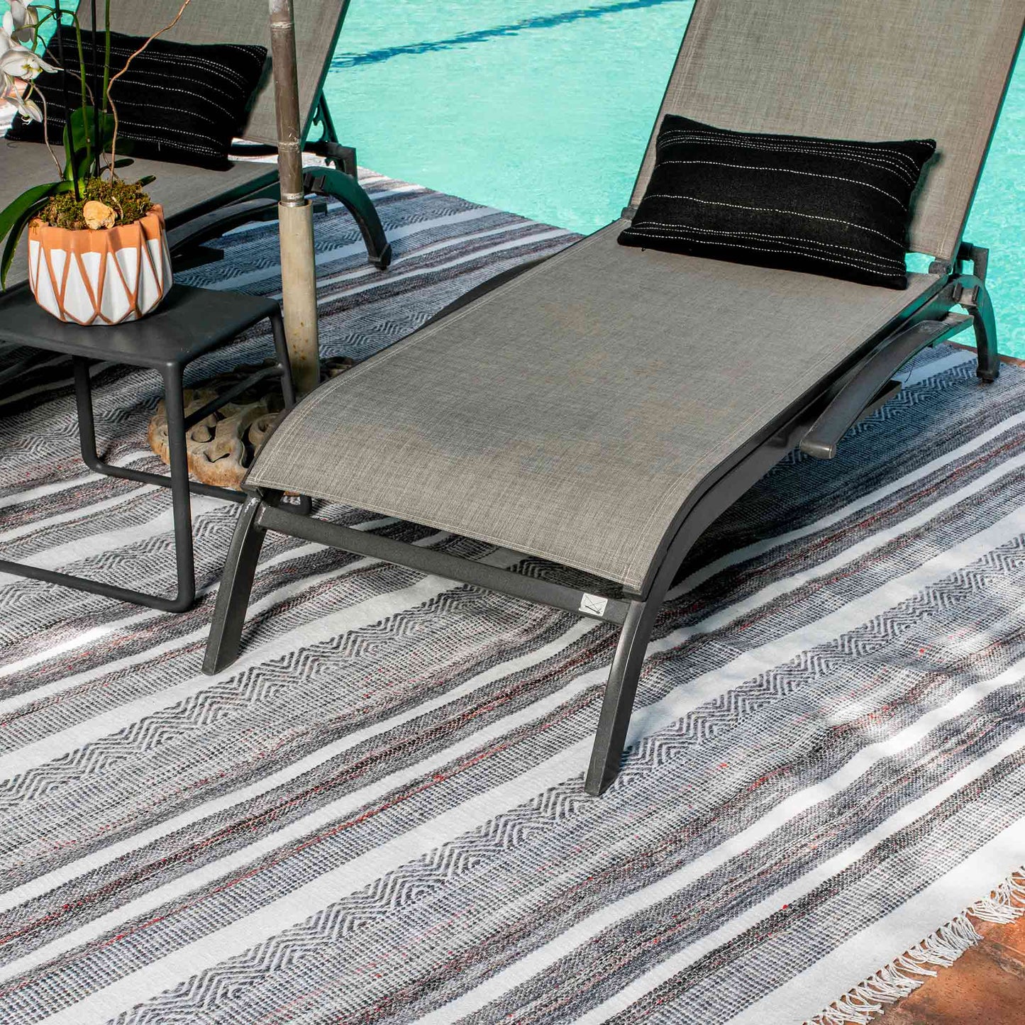 Tapete Decorativo Feizy Laia 109N – Rayas Artesanales Gris | Rojo Indoor / Outdoor