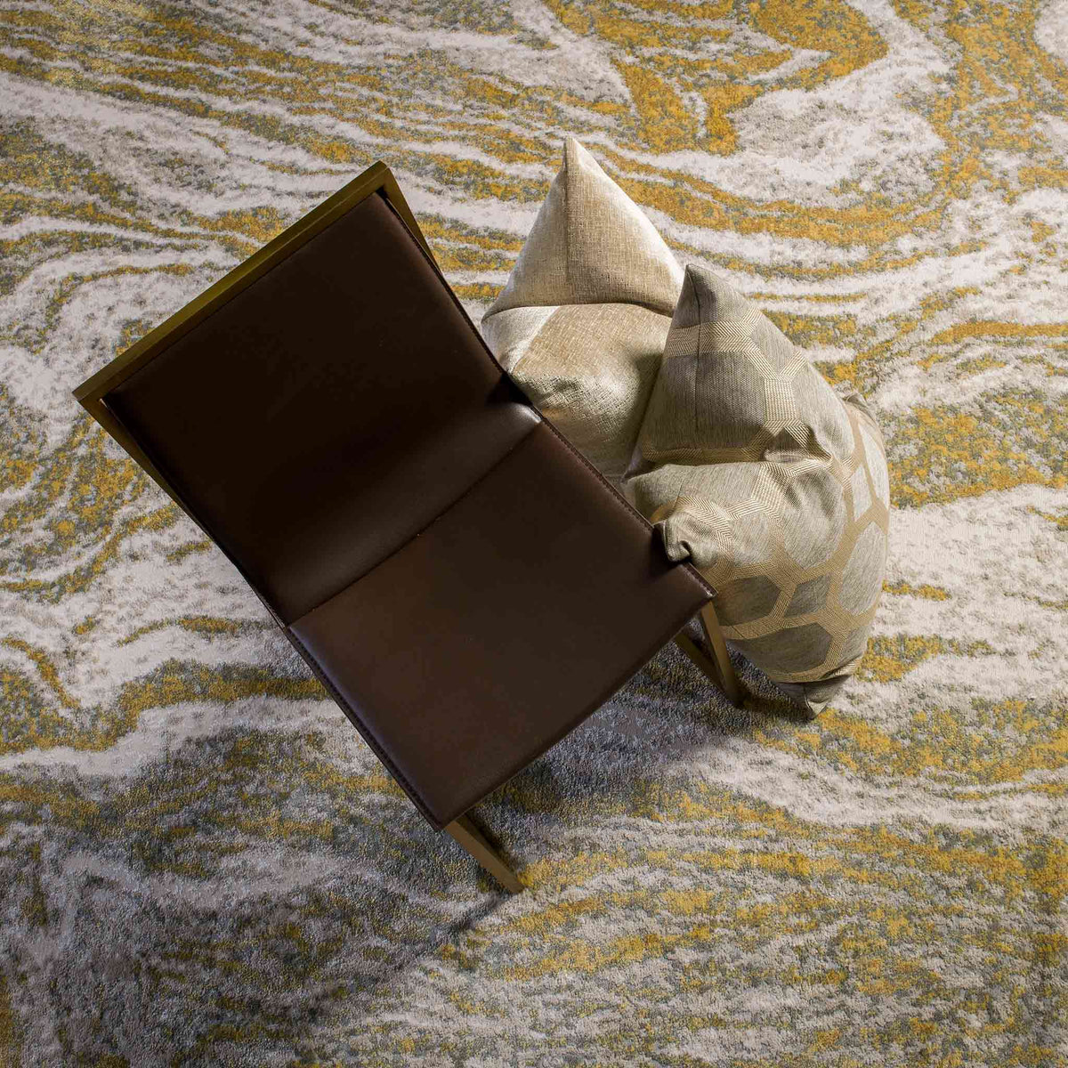 Tapete Decorativo Amira 1025C Dorado / Gris – Abstracto · Interior