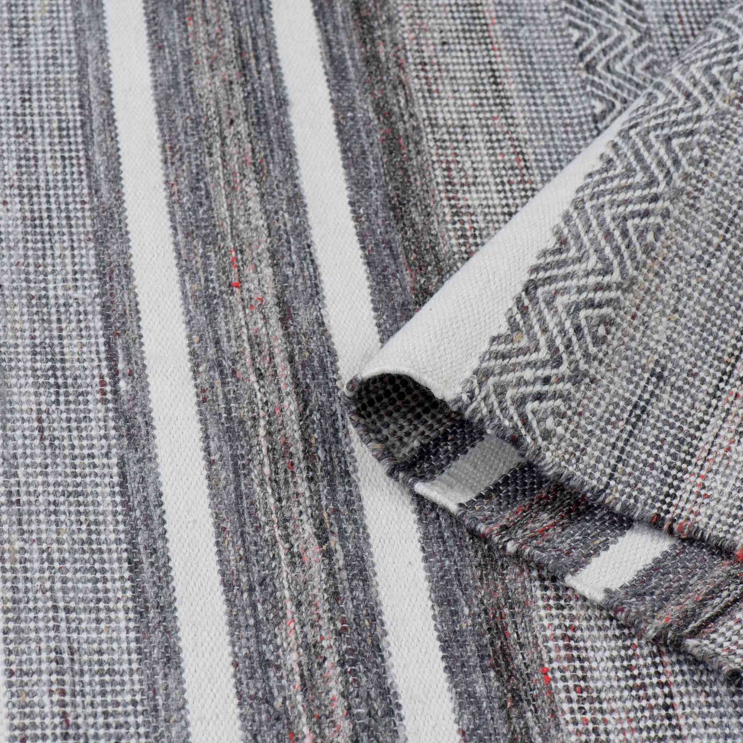 Tapete Decorativo Feizy Laia 109N – Rayas Artesanales Gris | Rojo Indoor / Outdoor