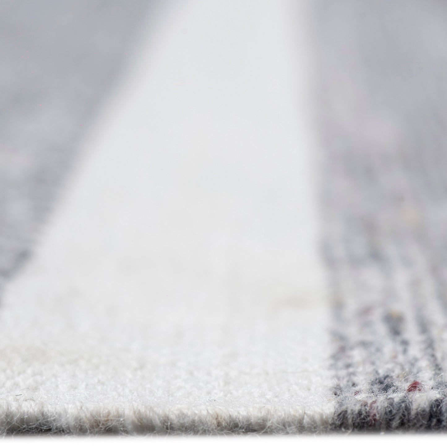 Tapete Decorativo Feizy Laia 109N – Rayas Artesanales Gris | Rojo Indoor / Outdoor