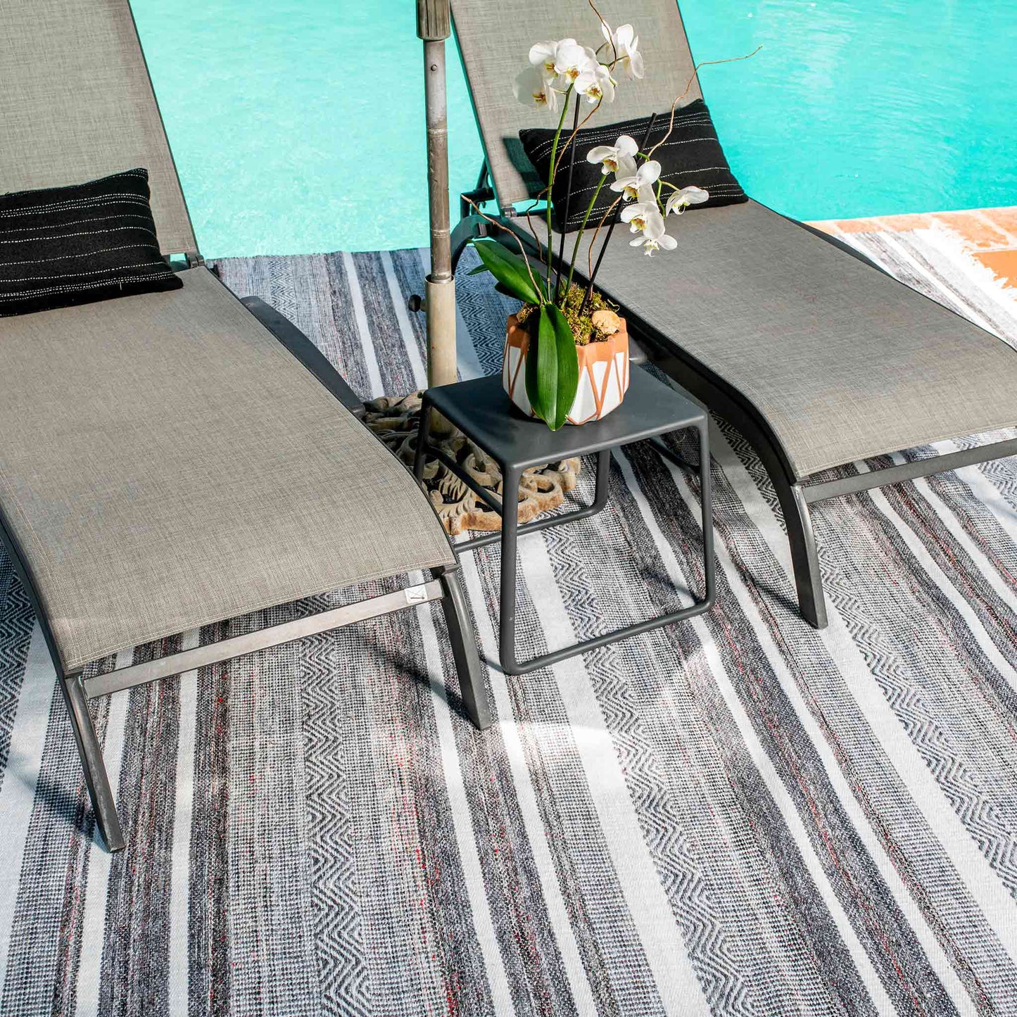 Tapete Decorativo Feizy Laia 109N – Rayas Artesanales Gris | Rojo Indoor / Outdoor
