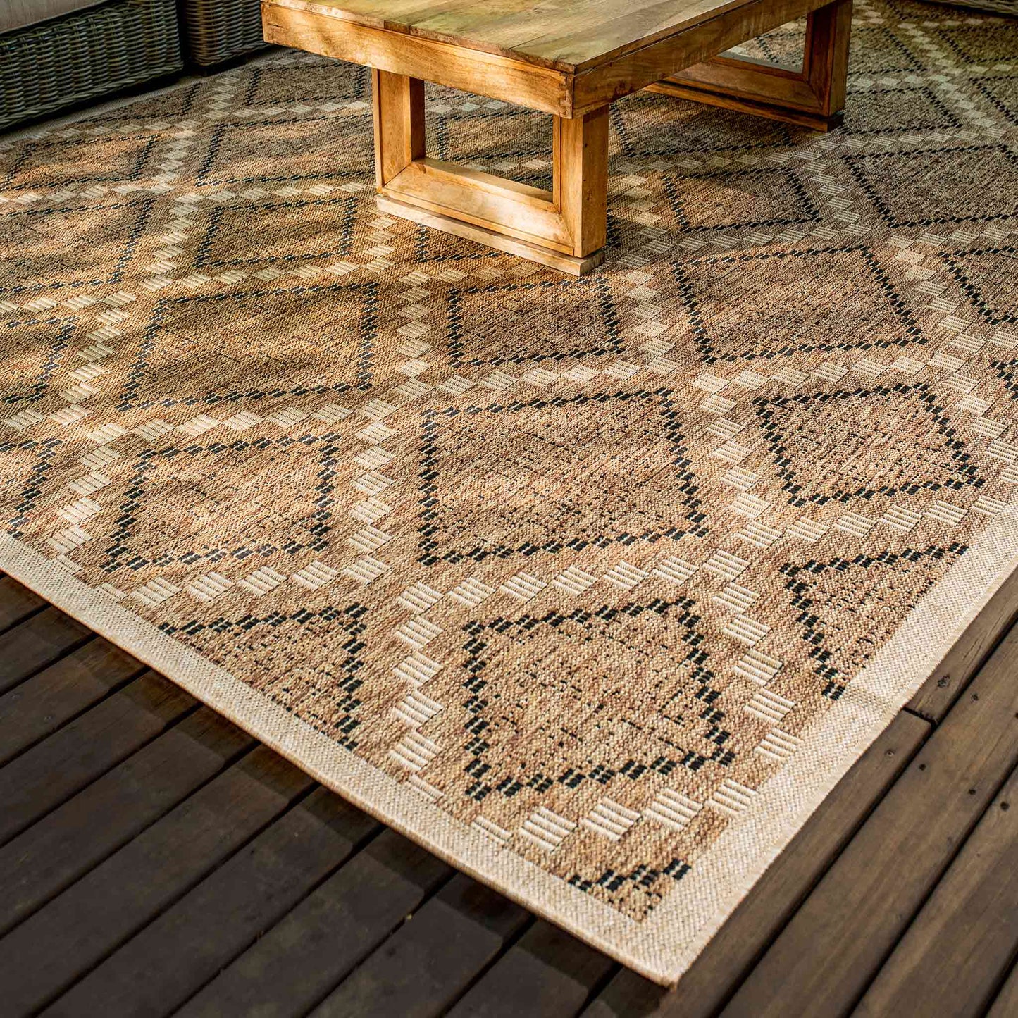 Tapete Decorativo Feizy NIZA 2005R – Geométrico Texturizado Café | Arena Indoor / Outdoor