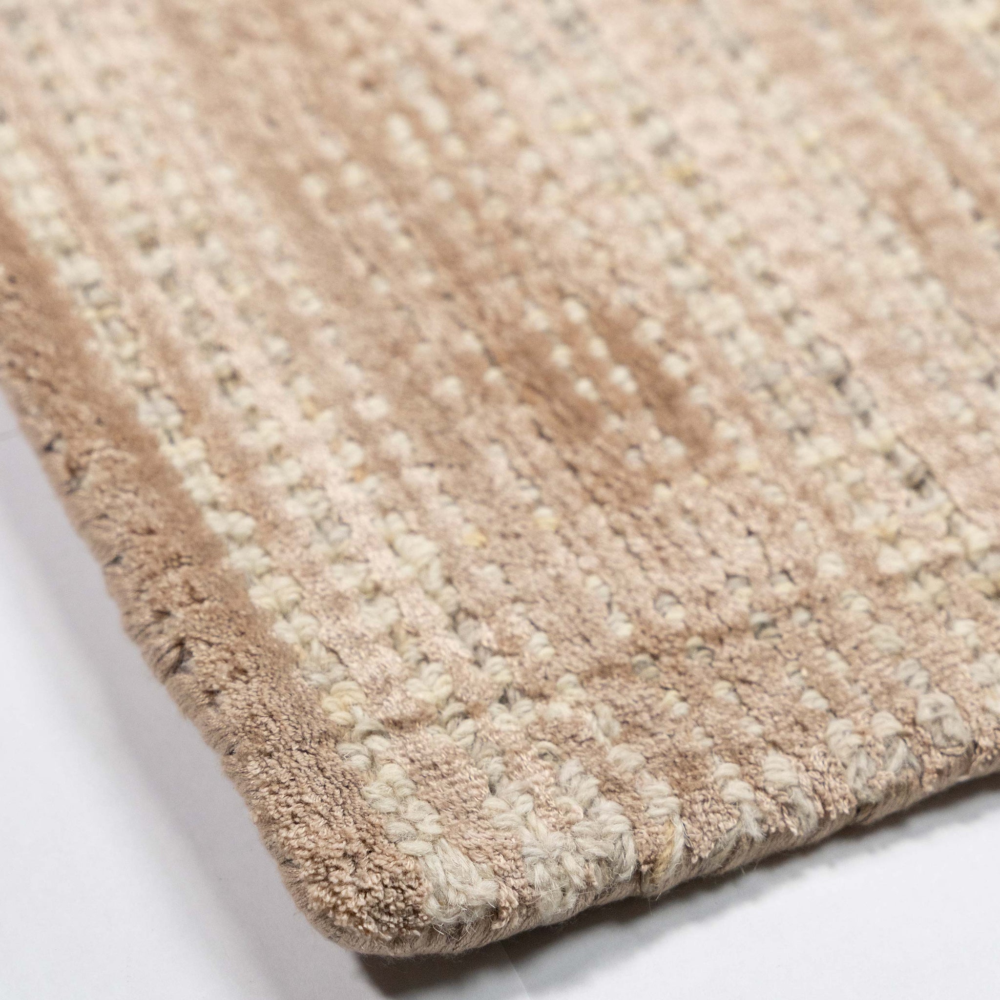 Tapete Decorativo ZULIKA N4021 - Taupe - Viscosa - Hecho a Mano - Dorzav
