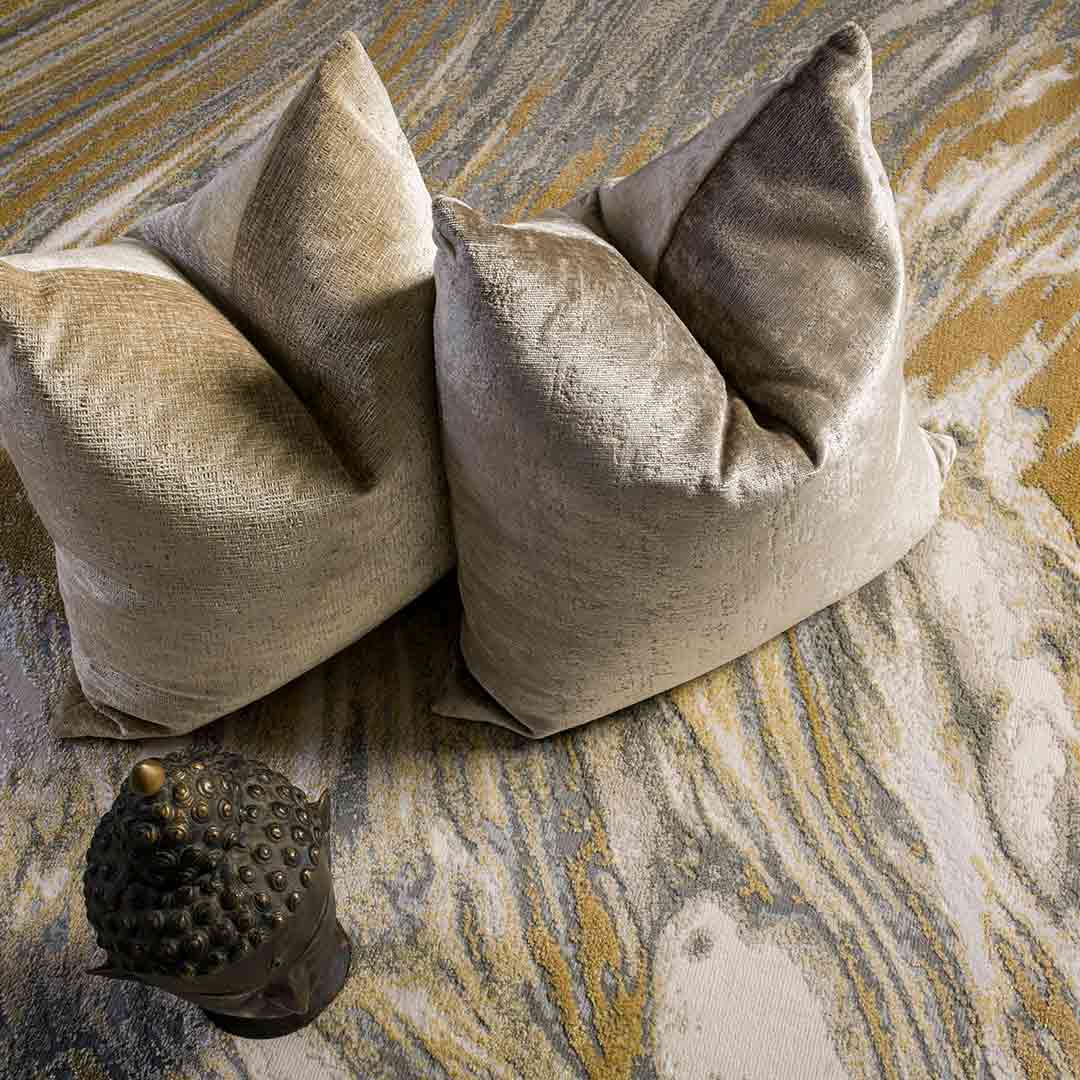 Tapete Decorativo Amira 1024C Dorado / Gris – Abstracto · Interior